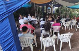 La familia Ayala Núñez celebra desde 2001 con profunda devoción a la Virgen de Caacupé en Tupãsy Róga, capital de Misiones, con novenario, chocolatada para los niños, procesión y misa central presidida por el párroco Esteban Chaparro.