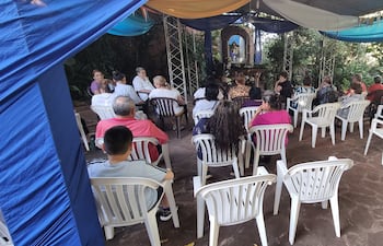 La familia Ayala Núñez celebra desde 2001 con profunda devoción a la Virgen de Caacupé en Tupãsy Róga, capital de Misiones, con novenario, chocolatada para los niños, procesión y misa central presidida por el párroco Esteban Chaparro.