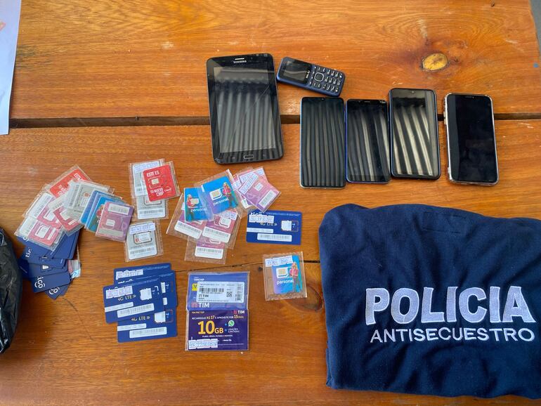Del local se incautaron varios sim card y aparatos celulares como evidencias.