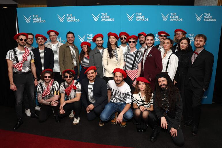 Miembros de Sandfall Interactive, creadores de "Clair Obscur: Expedition 33", en la alfombra roja de los Game Awards, ayer en Los Ángeles.