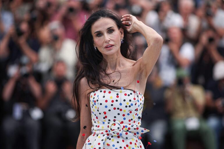 Demi Moore arribo enfundada en un vestido de Jacquemus al Cannes Film Festival en Francia. (Valery HACHE / AFP)