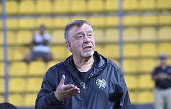 Ever Hugo Almeida Almada (77 años), hasta ayer entrenador de Olimpia.