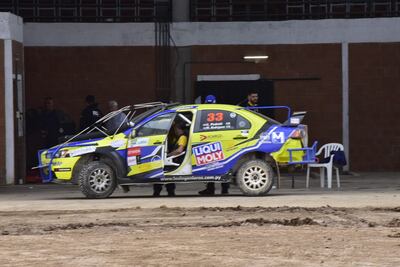Los autos que correrán el Transchaco Rally durante la instalación del GPS en el Parque Cerrado, en la Terminal de Ómnibus de la ciudad de Mariscal Estigarribia.