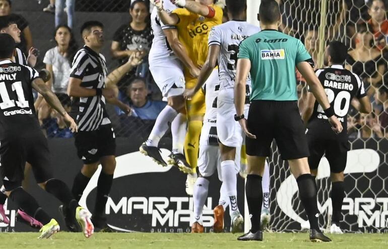 Momento del impacto del zaguero de Tacuary Luis Cabral contra Martín Silva que derivó en la lesión del portero quien queda fuera por más de un mes.