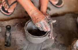 El ñai’ũpo está en riesgo por diversos factores, como la dificultad para acceder al barro negro y las bajas ventas.