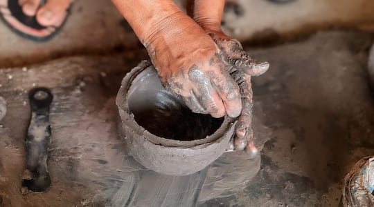 El ñai’ũpo está en riesgo por diversos factores, como la dificultad para acceder al barro negro y las bajas ventas.