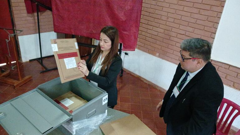 Momento de la apertura de la caja que contenía las hojas de exámenes.