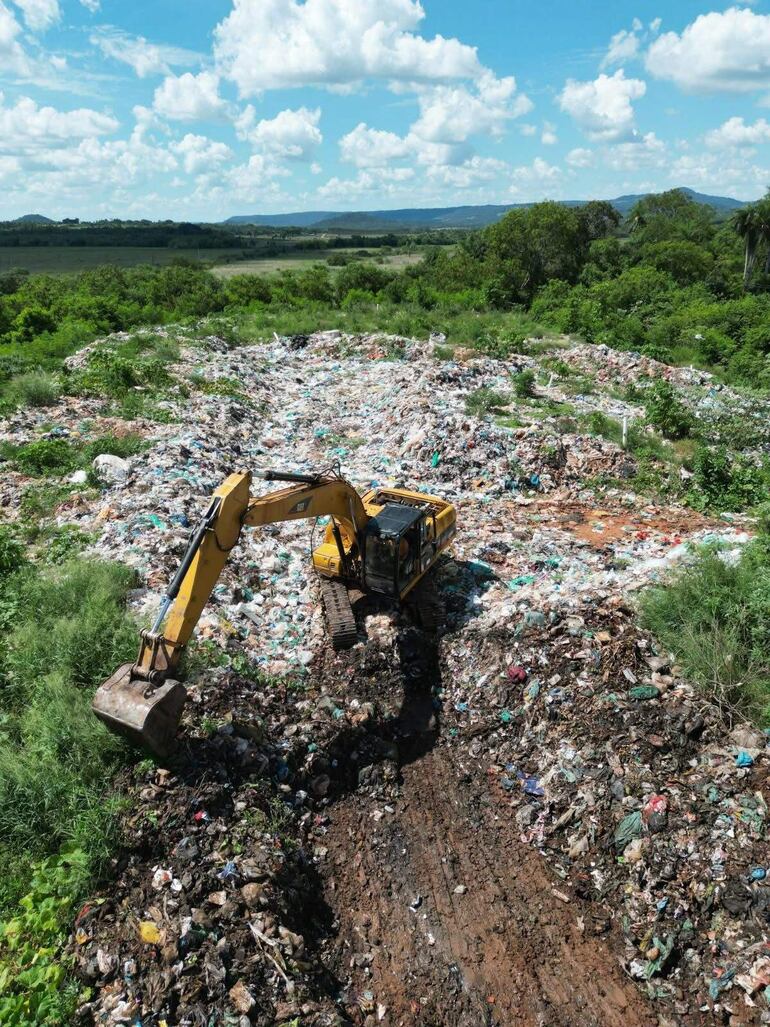 La licencia ambiental otorgada por el MADES a la Municipalidad de La Colmena exige la permanente adecuación del vertedero de residuos domiciliarios.