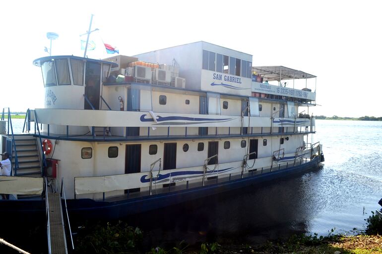 Embarcaciones que transportan a turistas para la realización de la pesca deportiva en zona del Pantanal.