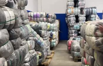 Dentro del depósito se encontró una enorme cantidad de fardos de ropa.