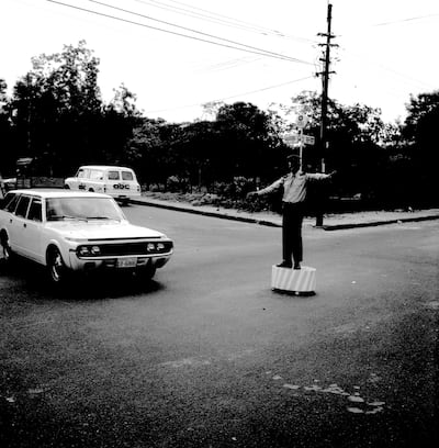 Un agente de la Policía de Tránsito estrena el pedestal de seguridad en la avenida España y Santísimo Sacramento.