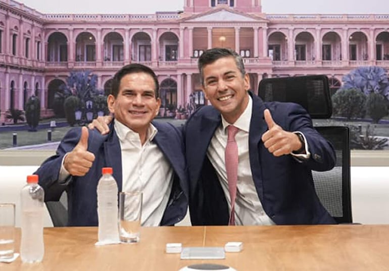 El ministro Juan Carlos Baruja, uno de los privilegiados, junto al presidente Santiago Peña. 