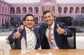 El ministro del MUVH, Juan Carlos Baruja (i) junto al presidente de la República, Santiago Peña.