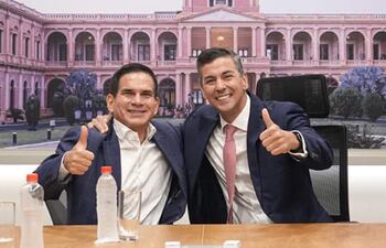 El ministro Juan Carlos Baruja, abrazado al presidente de la República, Santiago Peña.