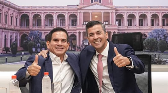 El titular del MUVH, Juan Carlos Baruja, junto al presidente Santiago Peña.