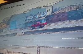 En ambos círculos rojos, las hermanas al momento de ser arrolladas por una camioneta, en el km29 de la Ruta PY02, Itauguá.