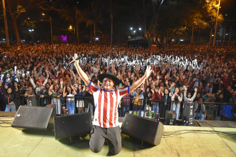 El folklorista argentino Iván Ruiz, hizo vibrar al público con sus canciones y hasta se puso la remera de la albirroja.