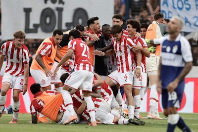 Jugadores de Estudiantes celebran este lunes, al finalizar un partido por semifinales del Torneo Clausura Argentino entre Gimnasia y Estudiantes en el estadio El Bosque en La Plata (Argentina).