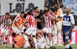 Jugadores de Estudiantes celebran este lunes, al finalizar un partido por semifinales del Torneo Clausura Argentino entre Gimnasia y Estudiantes en el estadio El Bosque en La Plata (Argentina).