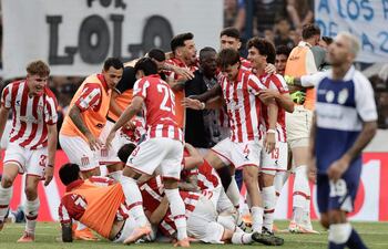 Jugadores de Estudiantes celebran este lunes, al finalizar un partido por semifinales del Torneo Clausura Argentino entre Gimnasia y Estudiantes en el estadio El Bosque en La Plata (Argentina).
