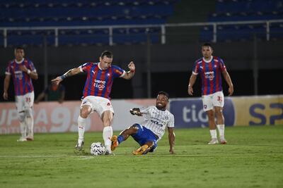 Cristian Amarilla (30) se arroja al suelo para intentar cortar
 el avance  del delantero cerrista Fernando Fernández (32).