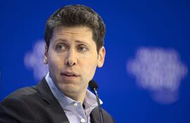 Fotografía de archivo del 18 de enero de 2024 del director ejecutivo de OpenAI, Sam Altman, hablando en una plenaria en el Palacio de Congresos durante la 54.ª reunión anual del Foro Económico Mundial (FEM) en Davos (Suiza). Los padres de un joven de 16 años, que se quitó la vida tras meses de interactuar con ChatGPT, presentaron este martes una demanda contra OpenAI y su dueño, Sam Altman, por su responsabilidad en la muerte del adolescente, al supuestamente apresurarse a comercializar la versión GPT-4o a pesar de los problemas de seguridad.