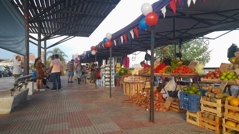 Fran feria de trabajadores del Mercado 4 en la Costanera de Asunción
