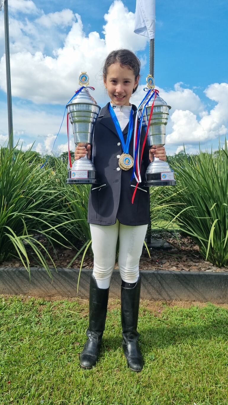 La pequeña Georginna Espínola se llevó dos trofeos de campeona, ganando en Menores 0.70 y 0.60 metros.