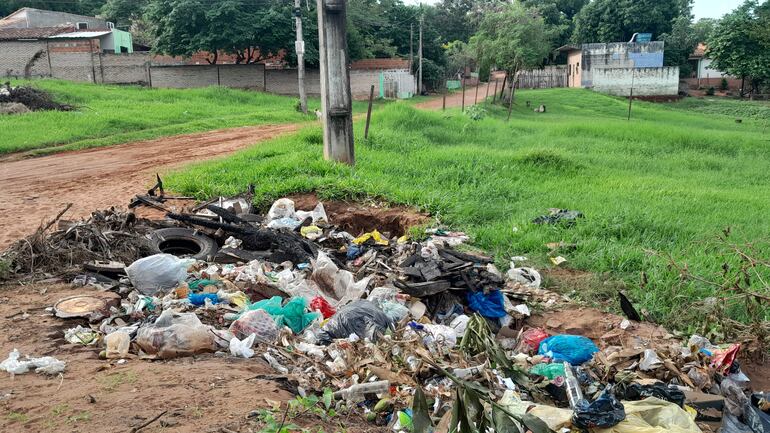 Desechos acumulados al costado de una calle vecinal del barrio Mbocayaty de la ciudad de San Antonio.