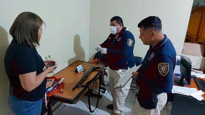 En compañía de agentes de la Policía Nacional la fiscal, Carolina Martínez, verificó el arma que fue utilizada por el victimario.