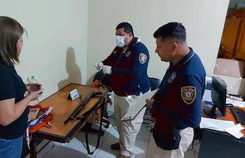 En compañía de agentes de la Policía Nacional la fiscal, Carolina Martínez, verificó el arma que fue utilizada por el victimario.