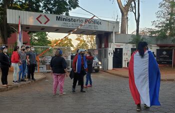 Un grupo de personas llegó frente a la fiscalía para repudiar la orden de captura contra los activistas sociales.