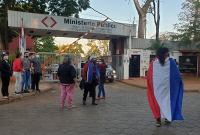 Un grupo de personas llegó frente a la fiscalía para repudiar la orden de captura contra los activistas sociales.