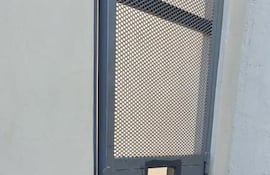 El deplorable sistema de seguridad en la cárcel de máxima seguridad de Minga Guazú. Usaban esposas por las puertas de las celdas. Recién ahora el Ministerio de Justicia envió 150 candados.