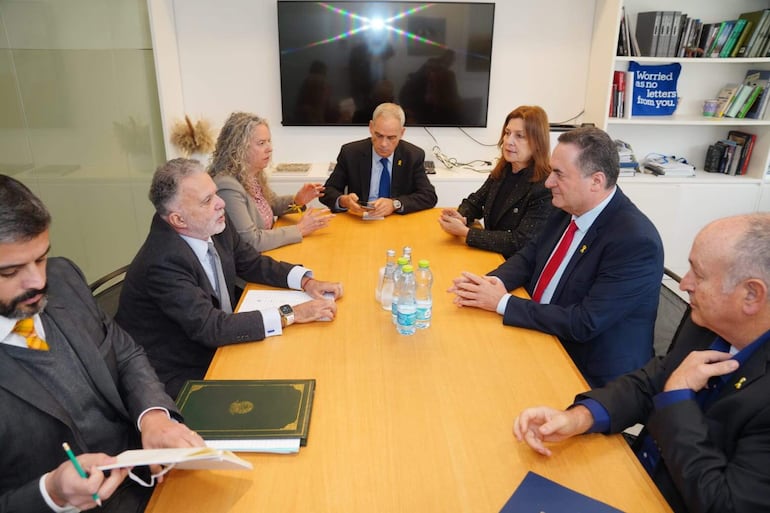 El ministro israelí de Exteriores, Israel Katz (2d), y el embajador brasileño en Israel, Frederico Meyer (2i), durante su reunión este lunes en Jerusalén. Israel declaró este lunes "persona non grata" al presidente de Brasil,