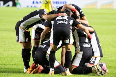 Festejo de los jugadores de General Caballero ante Trinidense