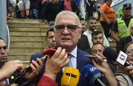 Fiscal general del Estado, Emiliano Rolón, al salir de la misa central de la Basílica de Caacupé.