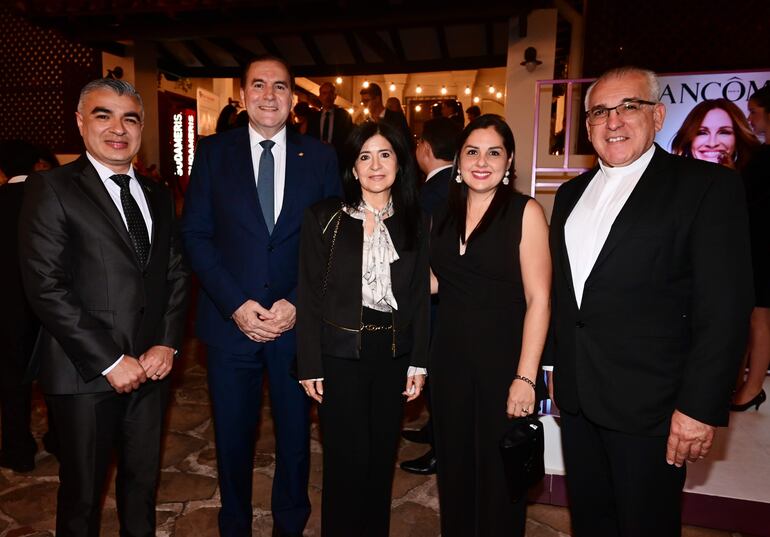 Jeison Granados, embajador de Costa Rica; Julio Arriola, Andriana Arza de Arriola, Viviana Campos y Mario Segura. 