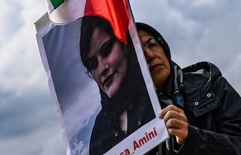 El poster de Mahsa Amini, durante una protesta. Un tribunal revolucionario iraní condenó a muerte este miércoles al rapero Tomaj Salehi por sedición, propaganda contra el sistema e incitación a los disturbios durante las protestas desatadas por la muerte de Mahsa Amini.