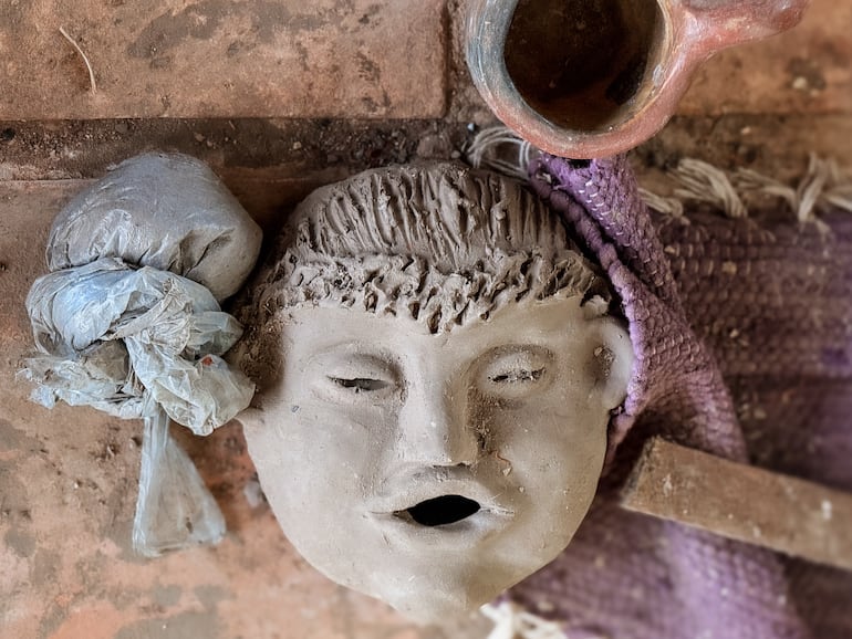 El Ñai’ũpo, artesanía ancestral de la cerámica practicada en Itá, Tobatí y Yaguarón, fue declarado por la UNESCO en la Lista del Patrimonio Cultural Inmaterial que requiere Medidas Urgentes de Salvaguardia