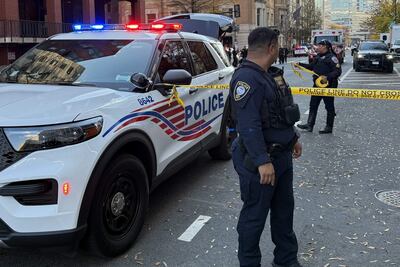 Agentes de la Policía Metropolitana de Washington DC acordonan un área luego de un tiroteo este miércoles, en Washington (EE.UU.). 
