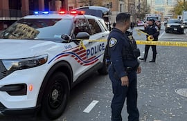 Agentes de la Policía Metropolitana de Washington DC acordonan un área luego de un tiroteo este miércoles, en Washington (EE.UU.).