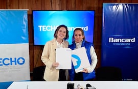 Claudia Neumann, de TECHO Py, y Cynthia Morales, de Bancard.