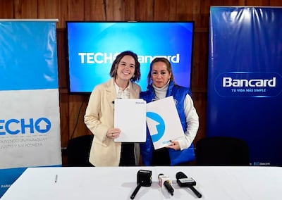 Claudia Neumann, de TECHO Py, y Cynthia Morales, de Bancard.
