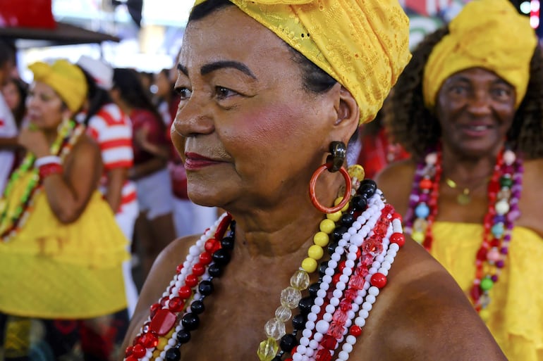 Una integrante de la escuela de samba Unidos do Viradouro reacciona durante un ensayo en la Cidade do Samba este jueves, en Río de Janeiro (Brasil). 