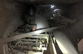 Bomberos de Brasil ingresan al silo en busca de sobrevivientes de la explosión ocurrida ayer, en el estado de Paraná. (AFP/Bomberos de Paraná)