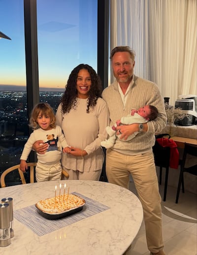 David Guetta con el recién nacido Skyler en sus brazos, su esposa Jessica Ledon y su hijo Cyan.