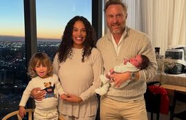 David Guetta con el recién nacido Skyler en sus brazos, su esposa Jessica Ledon y su hijo Cyan.