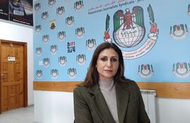 RAMALA (CISJORDANIA), 25/01/2024.- Shuruq Asad, miembro del secretario general y portavoz del Sindicato de Periodistas Palestino, posa durante una entrevista con EFE en Ramala (Cisjordania). EFE/ Joan Mas