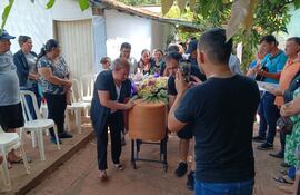 Familiares dan el último adiós a Lorenza Villaverde, víctima de DANA en Valencia, España.